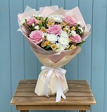 Букет цветов из:  Гвоздики, Орхидеи и Розы в Ладушкине