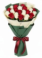 Букет Микс из красных и белых роз в Ладушкине