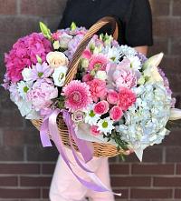 Цветочная композиция из Розы, Хризантемы, Пионы и Лизиантусы в корзине в Ладушкине