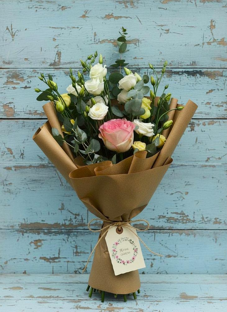 Букет цветов из: Розы и Лизиантусы в Ладушкине