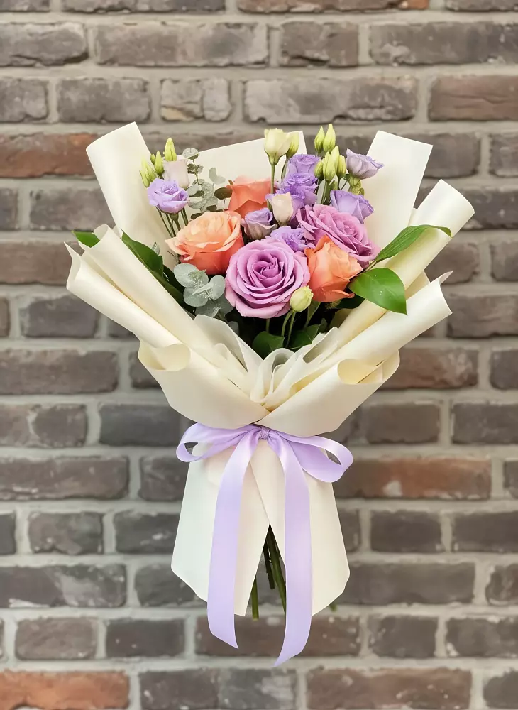 Букет цветов из: Лизиантусы и Розы в Ладушкине