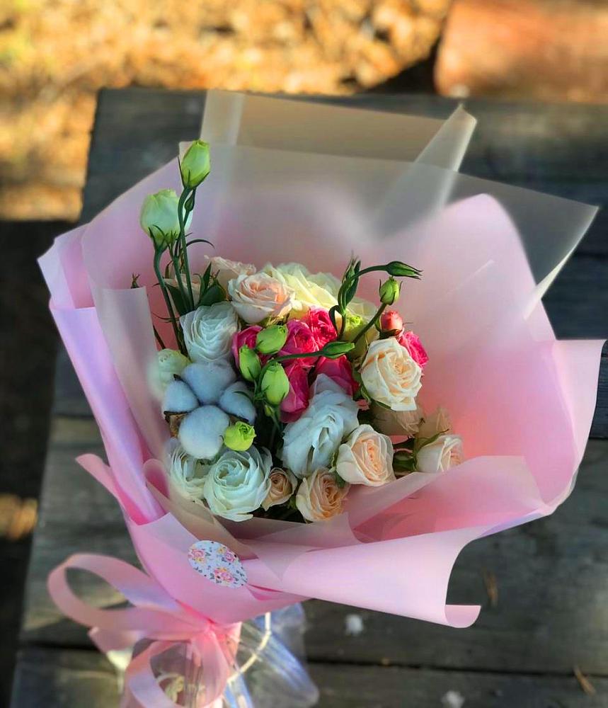 Букет цветов из: Розы и Лизиантусы в Ладушкине