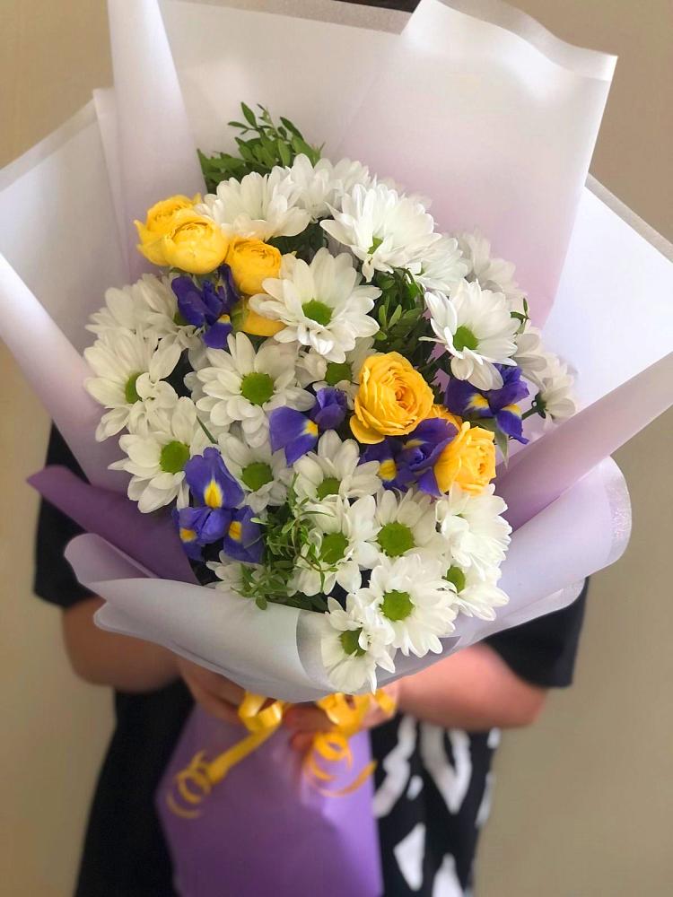 Букет цветов из: Ирисы, Хризантемы и Розы в Ладушкине