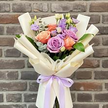 Букет цветов из:  Лизиантусы и Розы в Ладушкине