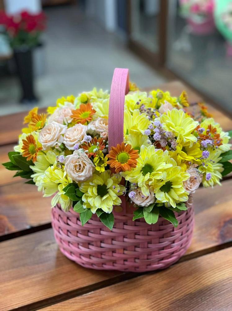 Цветочная композиция из Хризантемы и Розы в корзине в Ладушкине