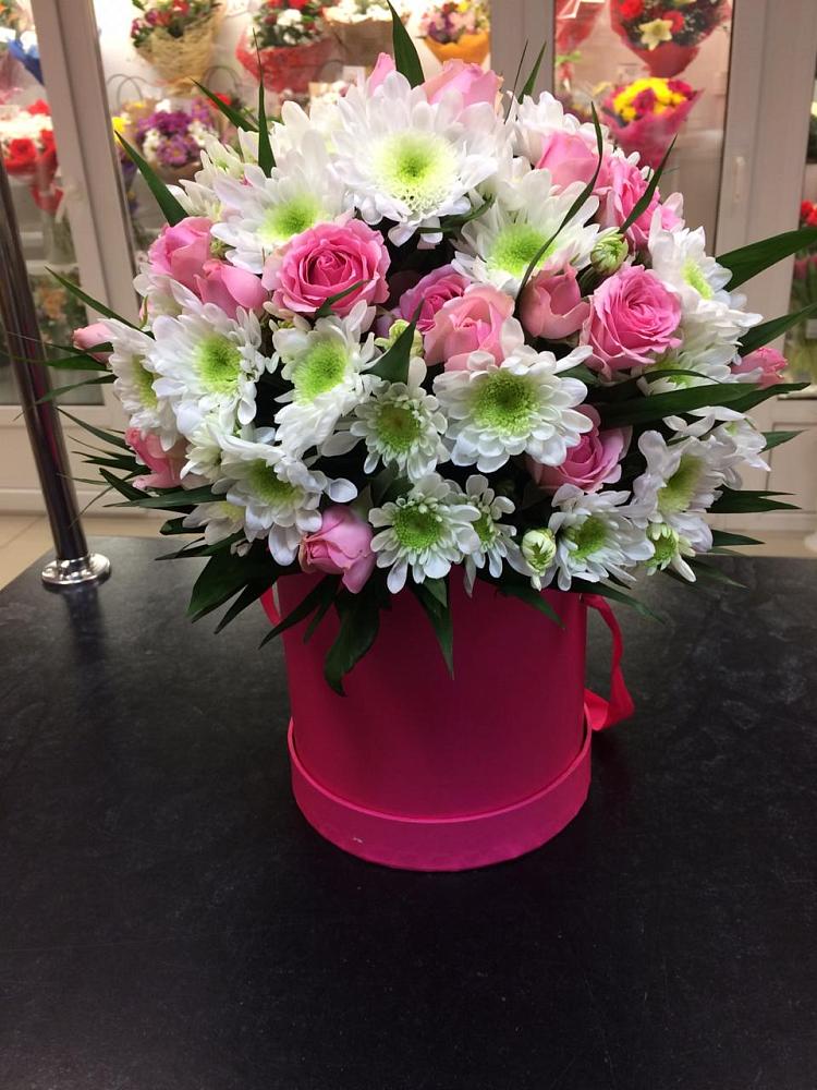 Цветочная композиция из Розы и Хризантемы в шляпной коробке в Ладушкине