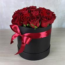 Цветочная композиция из Розы в шляпной коробке в Ладушкине