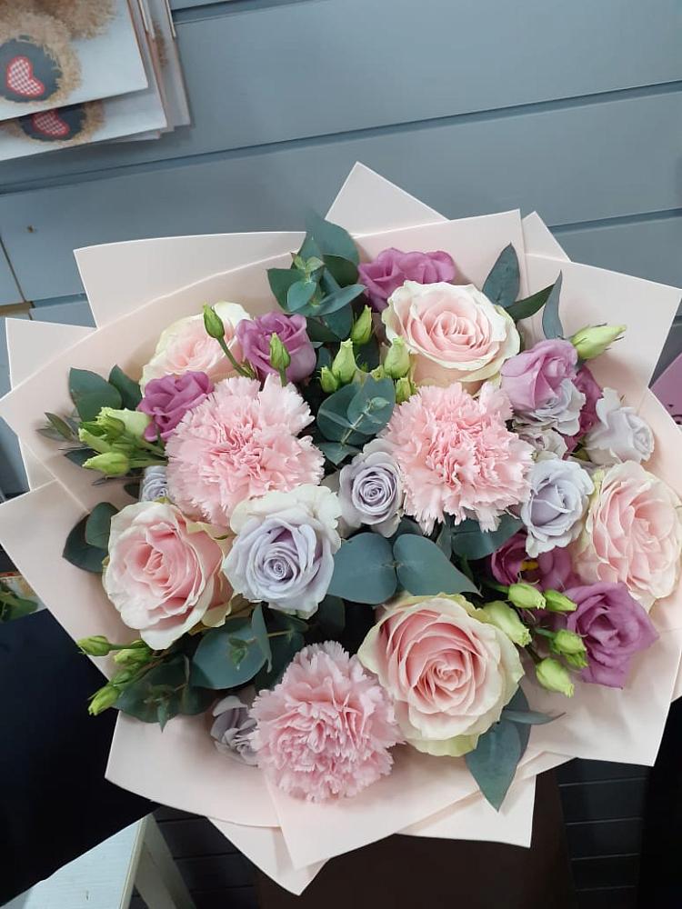 Букет цветов из: Розы, Гвоздики и Лизиантусы в Ладушкине