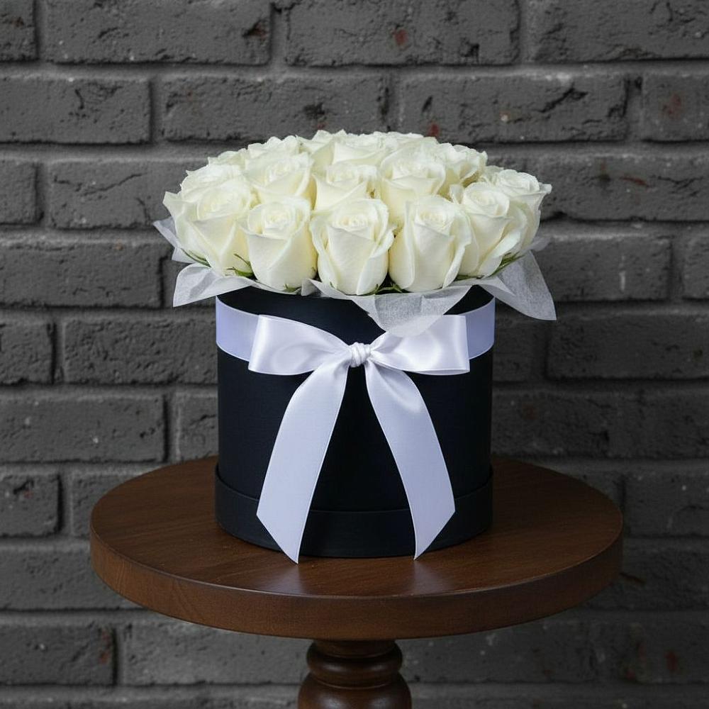 Цветочная композиция из Розы в шляпной коробке в Ладушкине