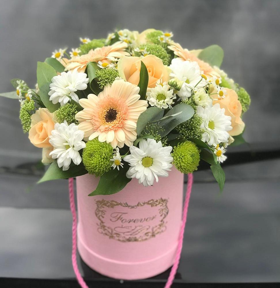 Цветочная композиция из Розы, Герберы и Хризантемы в шляпной коробке в Ладушкине