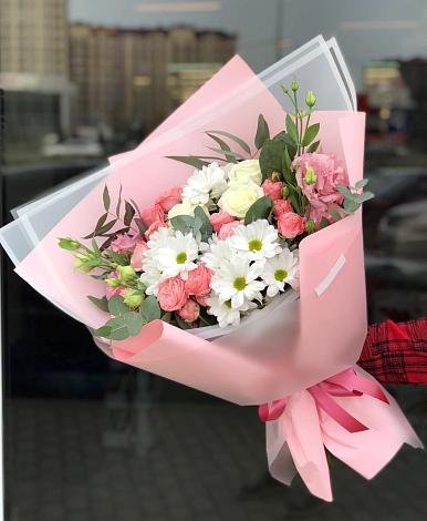 Букет цветов из: Розы, Лизиантусы и Хризантемы в Ладушкине