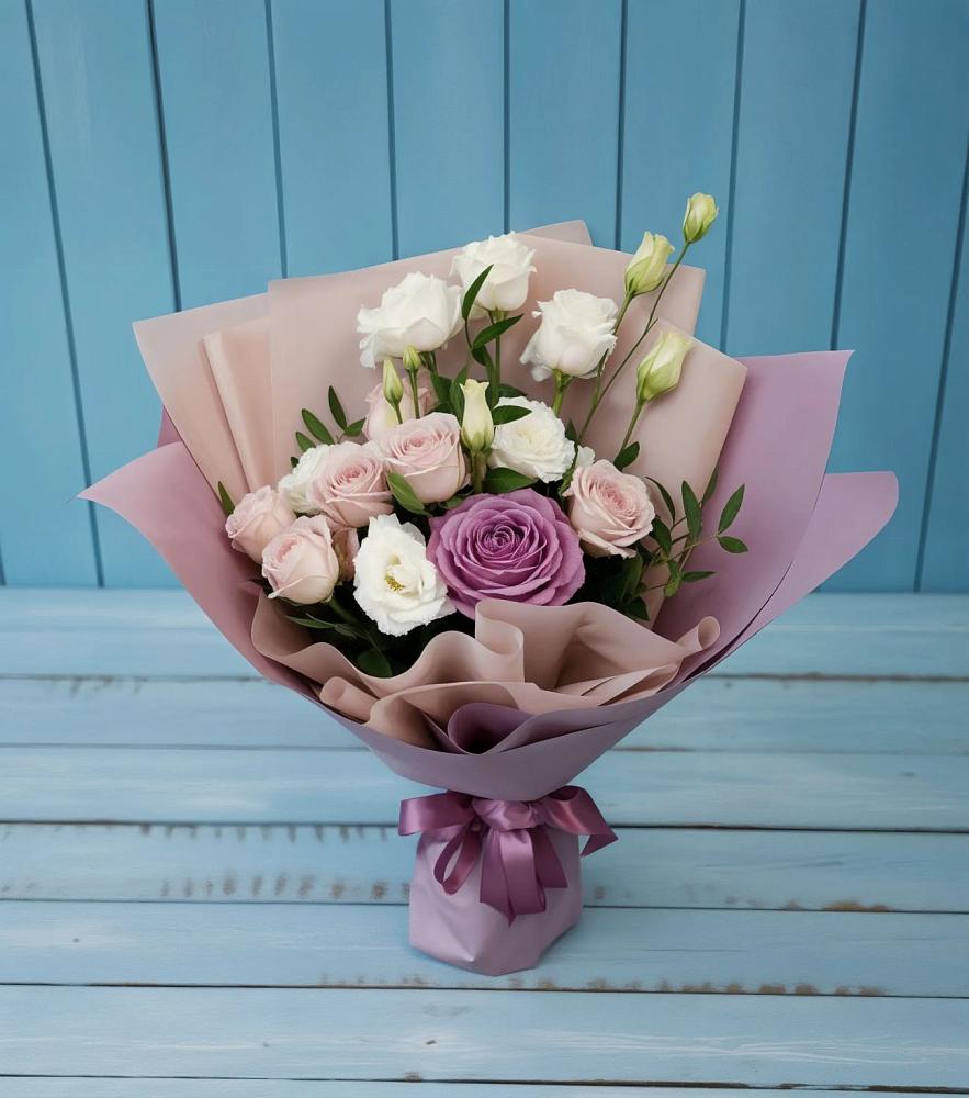 Букет цветов из: Розы и Лизиантусы в Ладушкине